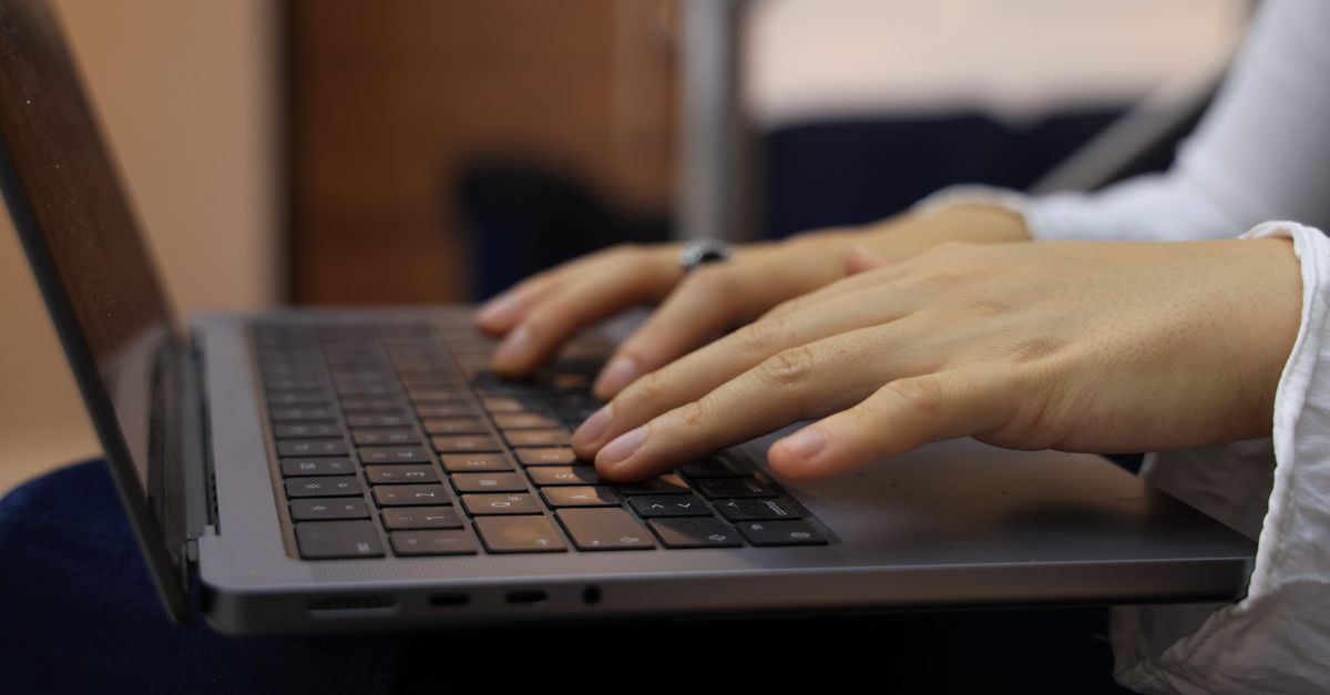 découvrez le clavier azerty, conçu pour une frappe confortable et efficace, idéal pour la langue française et une utilisation quotidienne optimale.