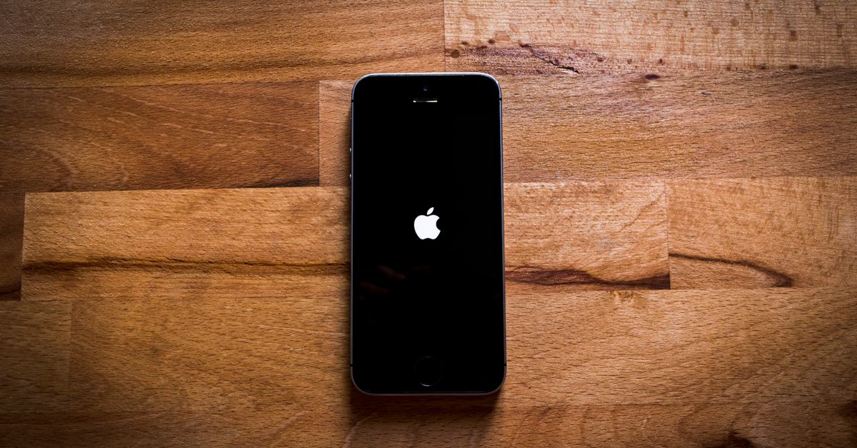 découvrez comment effectuer un redémarrage forcé de votre iphone rapidement et facilement pour résoudre les problèmes de fonctionnement.