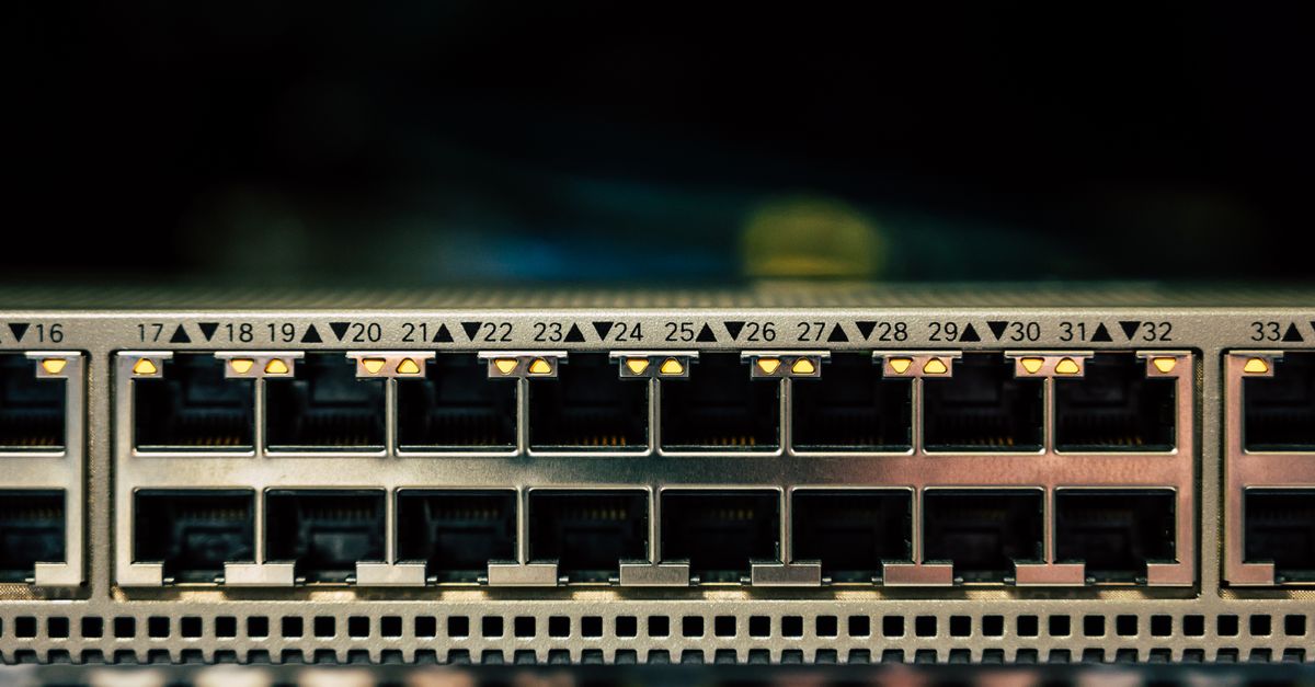 découvrez notre sélection de commutateurs réseau fiables et performants pour optimiser la connectivité et la gestion de votre infrastructure informatique.