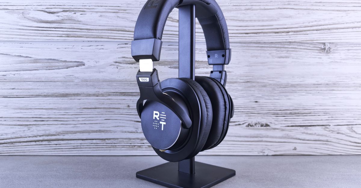 découvrez notre sélection de casques audio offrant un son de haute qualité, un confort optimal et un design moderne pour une expérience d'écoute immersive.