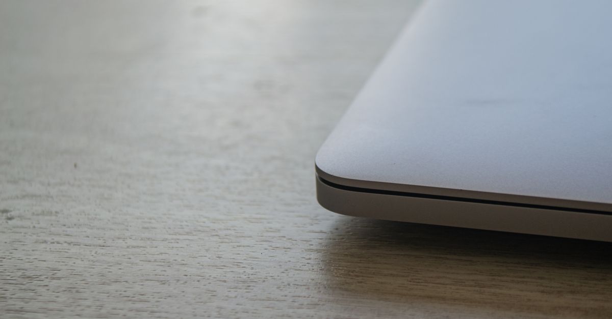 découvrez comment réparer une charnière d'ordinateur portable cassée rapidement et efficacement pour prolonger la durée de vie de votre appareil.