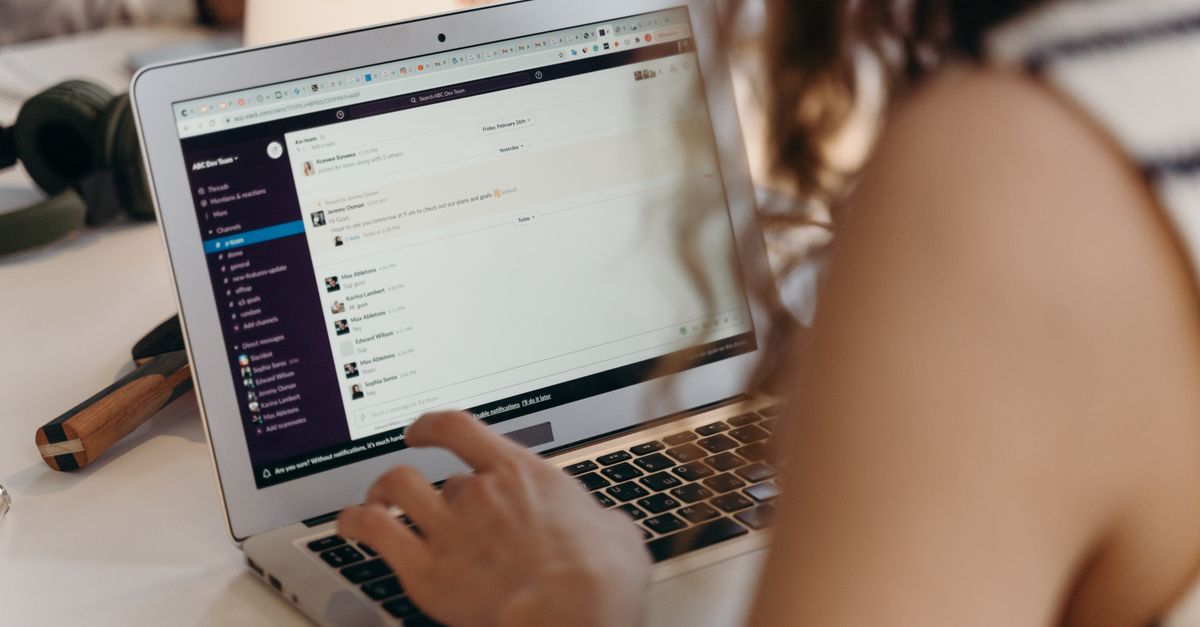 outil de recherche d'e-mails rapide et efficace pour trouver l'adresse e-mail associée à un nom, une entreprise ou un domaine spécifique.