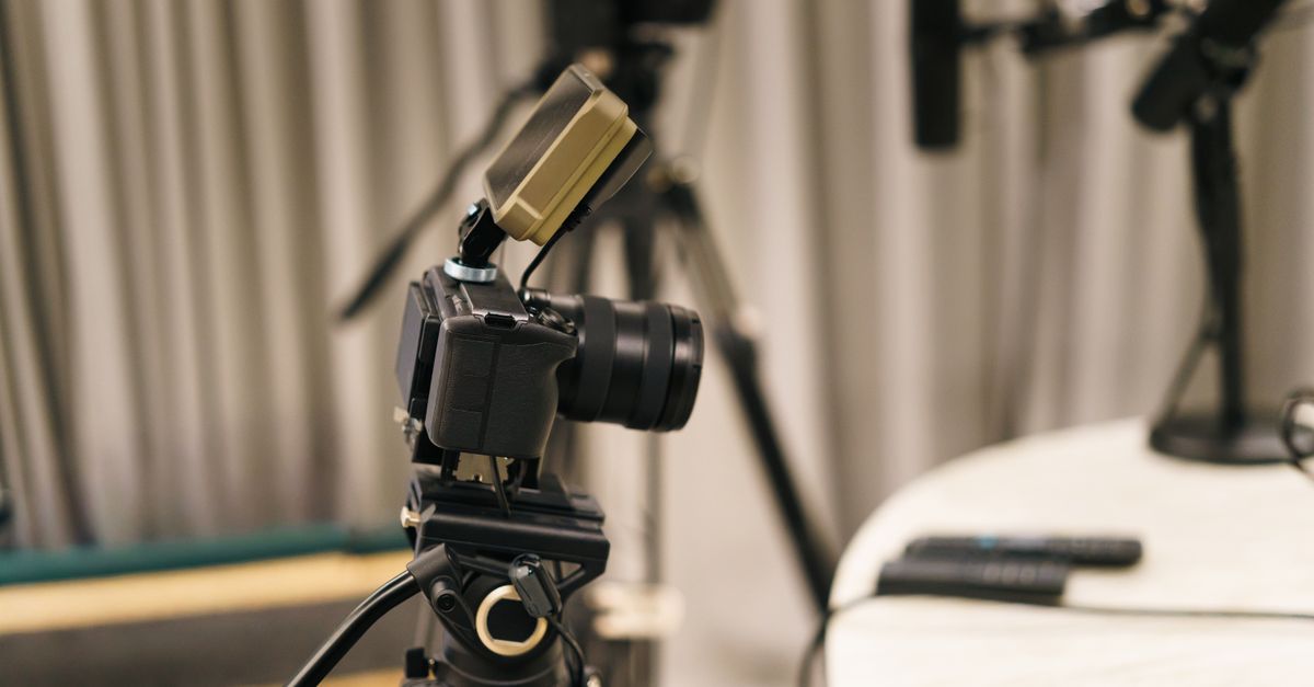 découvrez l'équipement essentiel pour créer du contenu vidéo de qualité professionnelle, adapté à tous les niveaux de compétence.