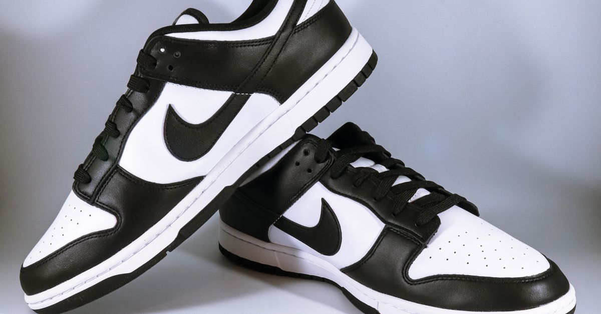 découvrez la nike dunk low panda, une chaussure emblématique au design monochrome noir et blanc, alliant style et confort pour un look urbain tendance.