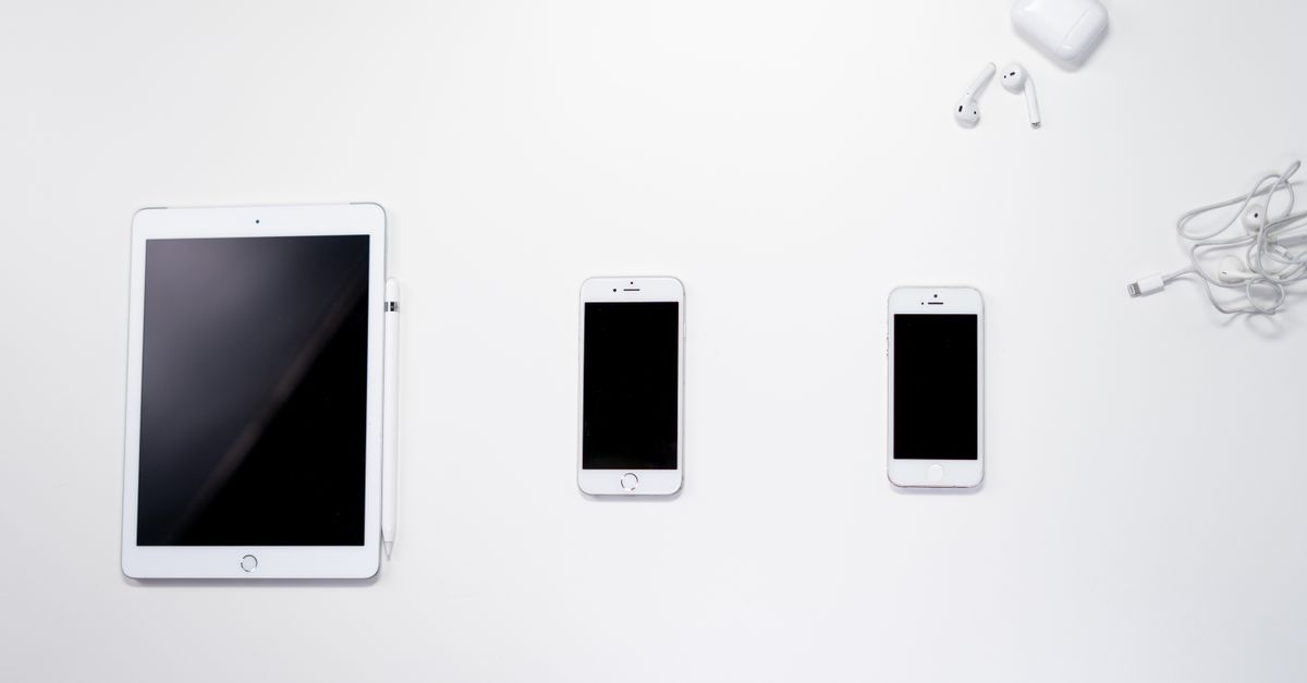 découvrez les différences clés entre smartphones et tablettes pour choisir l'appareil qui correspond le mieux à vos besoins quotidiens.