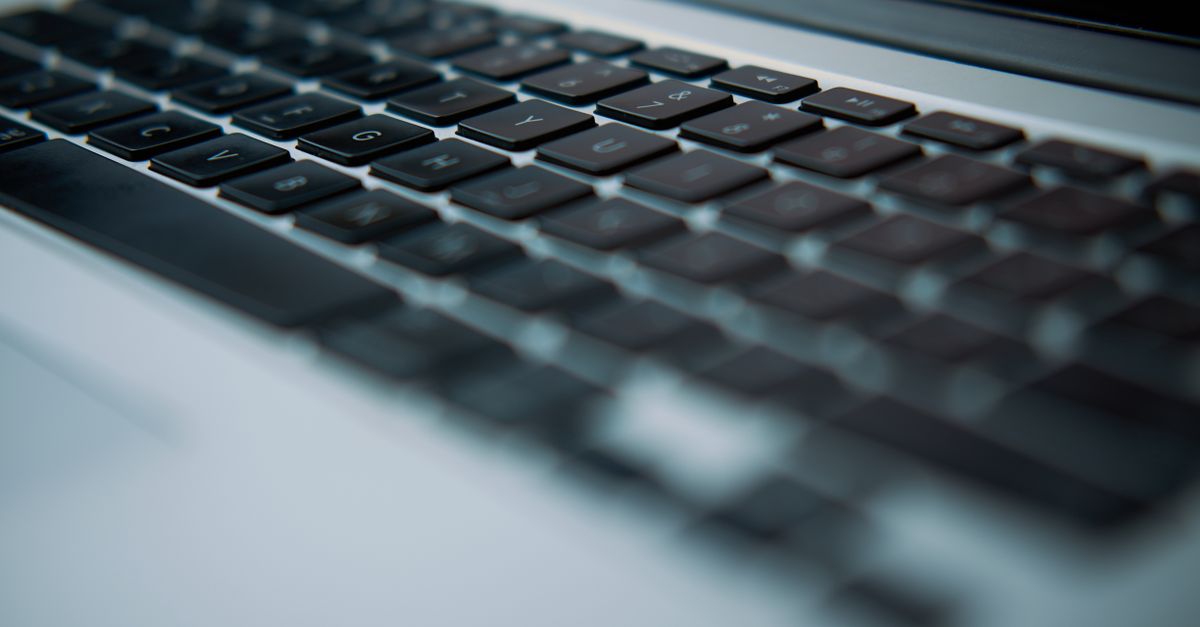 découvrez comment taper le signe arobase (@) au clavier grâce aux raccourcis adaptés à votre ordinateur et à votre disposition de clavier.