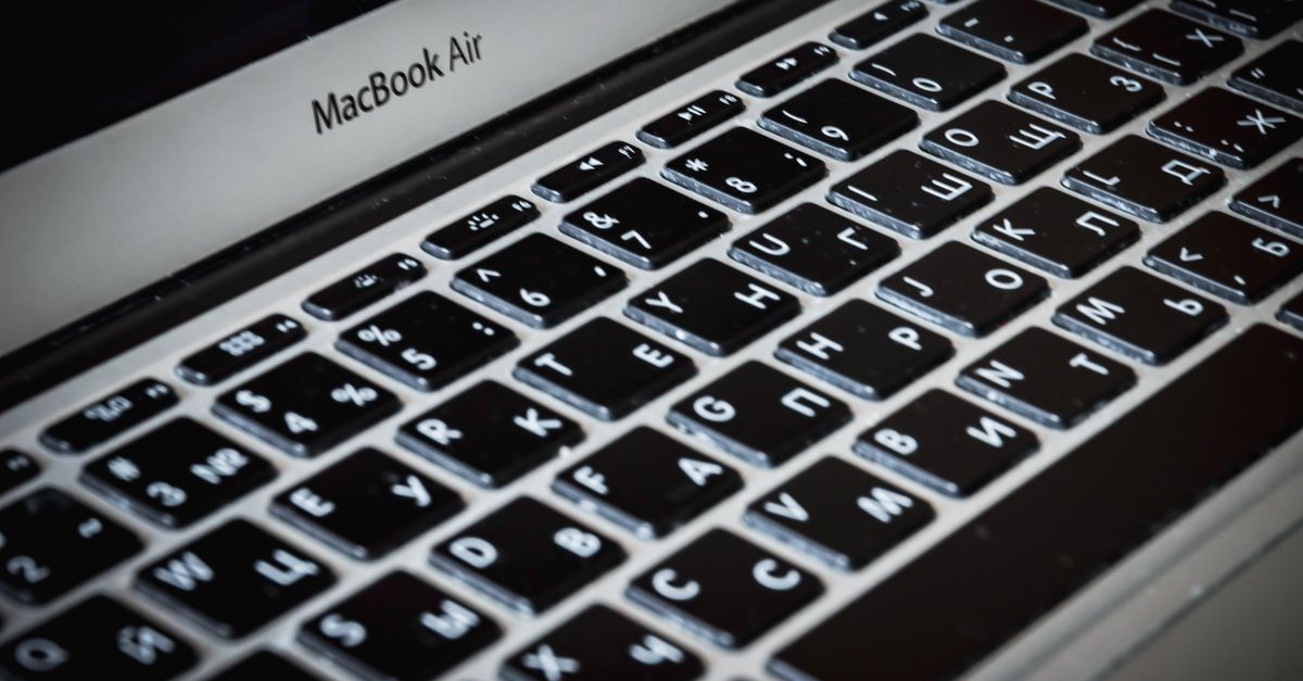 découvrez comment taper le caractère antislash () sur un macbook grâce aux raccourcis clavier adaptés à votre configuration.