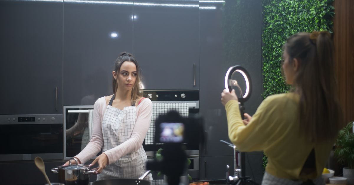 découvrez les youtubeuses françaises incontournables : leurs chaînes, leurs univers et leurs vidéos sur la beauté, le lifestyle, l’humour et bien plus encore.